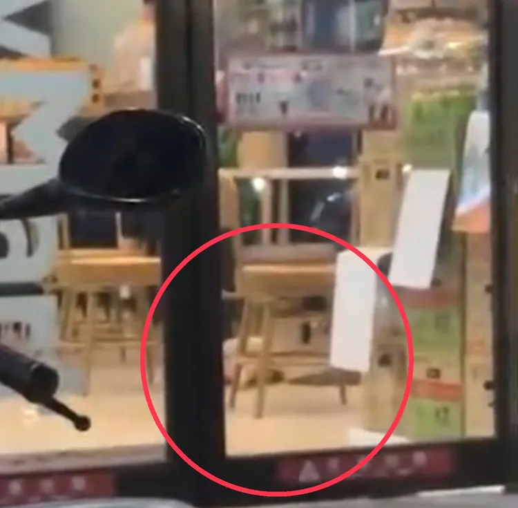 女童趴地狂哭，竟是被媽媽用腳踹翻椅子，重摔落地導致。取自爆料公社二社