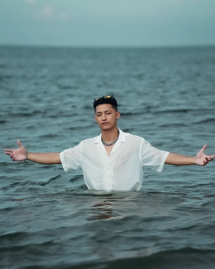 吳霏下海取景。環球音樂提供