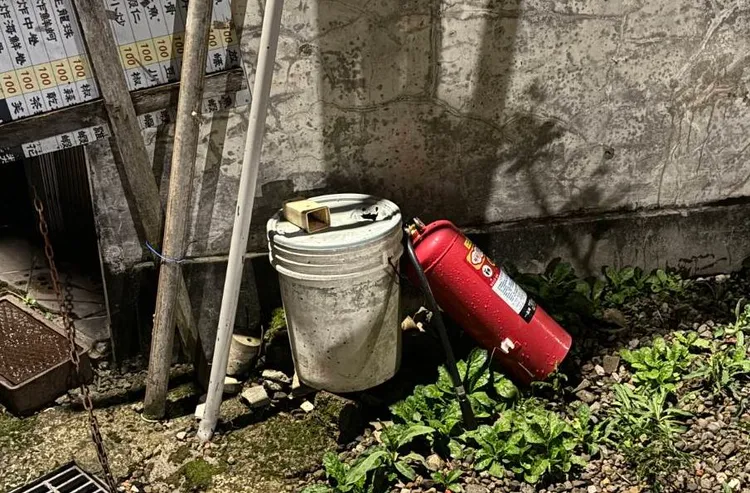 警方在停車場附近尋獲滅火器空瓶。八德警分局提供