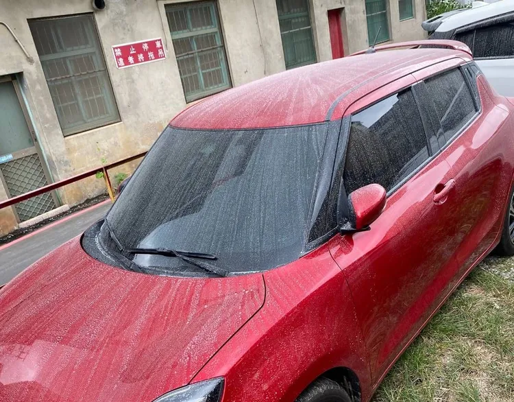 小客車車身蒙上一層白粉。八德警分局提供
