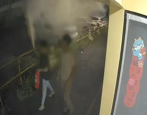屁孩停車場持滅火器亂亂噴!害4車蒙塵 警逮4白目少年法辦