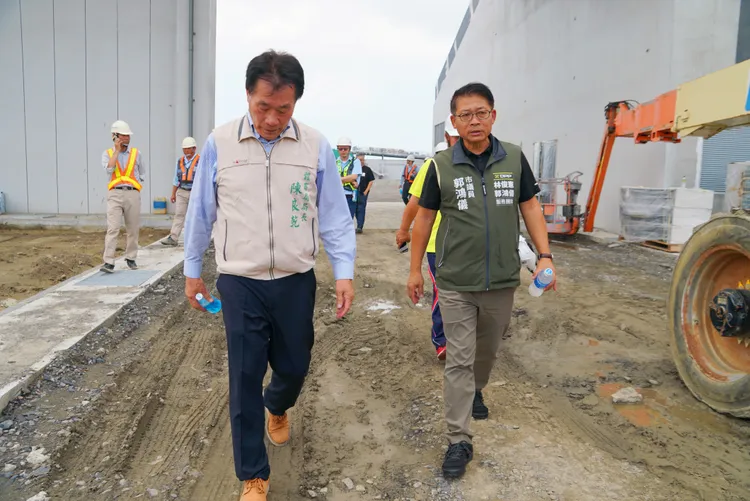 市議員郭鴻儀等人昨天前往球場會勘，要求市府能改回用天然草皮。台南市議會提供。