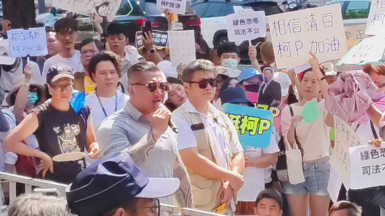 館長中午到北檢門口聲援柯文哲說，檢察官要押他就拿出證據。張欽攝