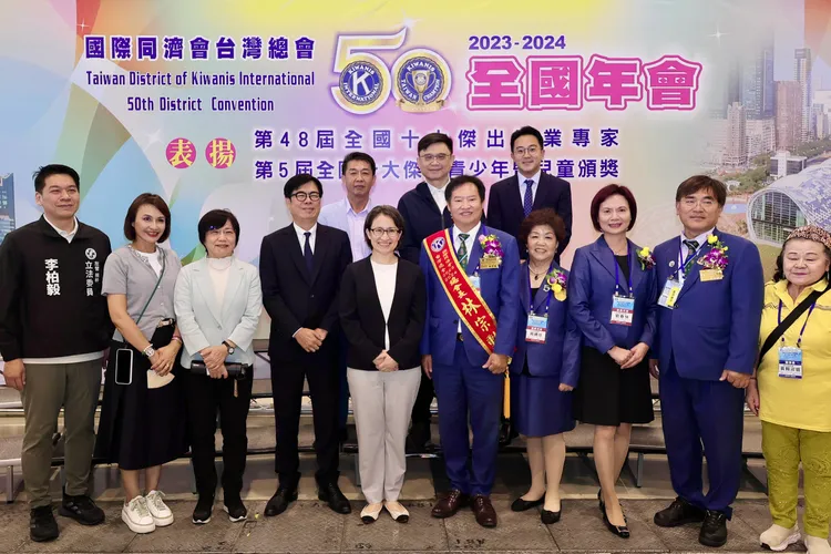 蕭美琴與陳其邁、國際同濟會台灣總會長林宗勳(右五)參加同濟會年會。經發局提供