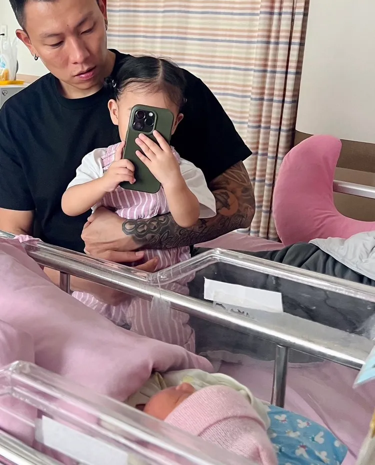 瘦子抱著大女兒探視剛出生的二女兒，嘻哈男神正式升格二寶爸！讀者提供