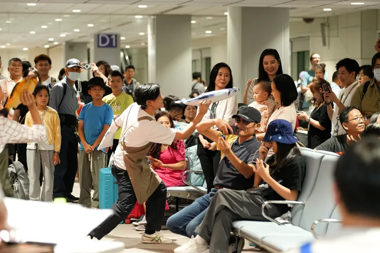 首航現場以西雅圖派克市場著名的丟魚秀與乘客互動。星宇提供