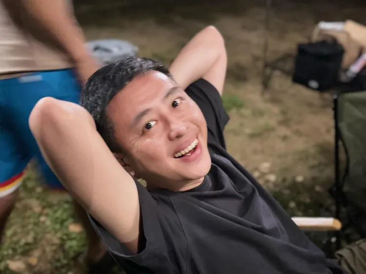 林智堅在社群曬出獨照，露出久違的笑容。翻攝林智堅threads