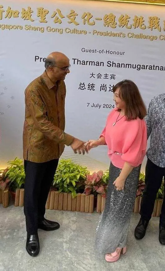 鄭怡飛到新加坡義唱，並與總統握手。星光娛樂提供
