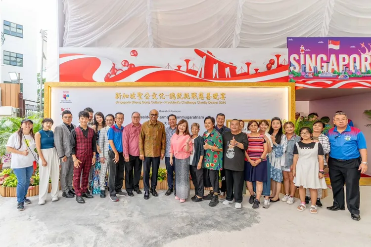 鄭怡與賴銘偉跟團隊大合照。星光娛樂提供