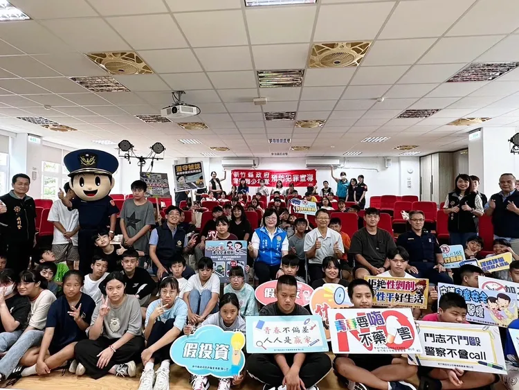 新竹縣政警局在尖石國中舉辦「關懷部落預防曝險少年活動」。新竹縣警局提供