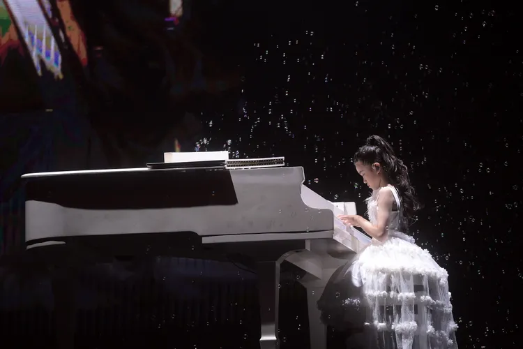 陳曉東女兒彈鋼琴伴奏。和協整合行銷提供