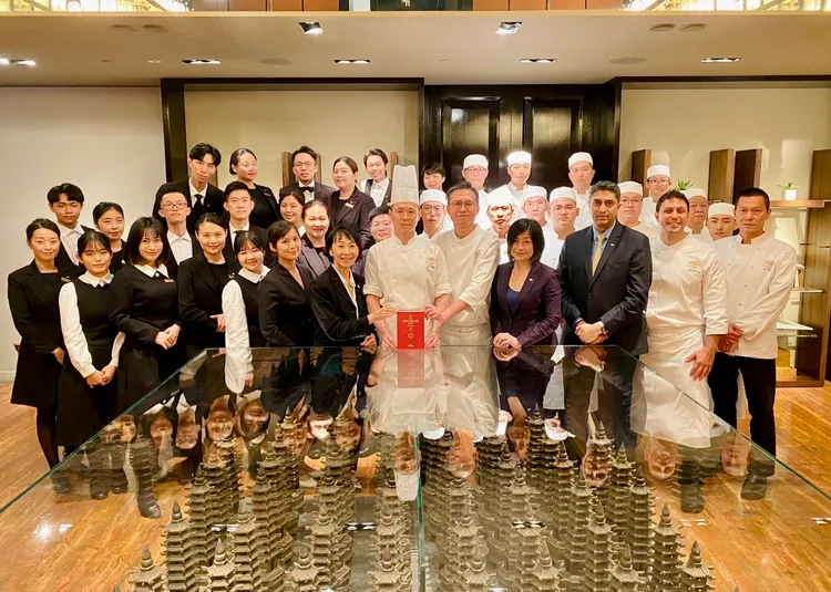 「雅閣」中餐廳同仁不僅在創作菜餚的每一個步驟中注入熱情和創意，更在每一次服務中傳遞著台北文華東方酒店對卓越的承諾。業者提供