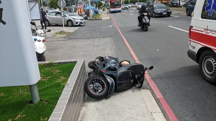 男騎士耍帥騎上人行道，自摔受傷還得吃上罰單。警方提供