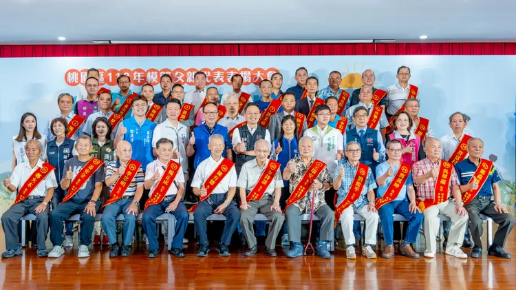 桃園區表揚78位模範父親。桃園市府提供