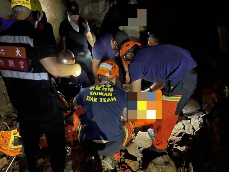 消防人員進入山洞救人。消防局提供