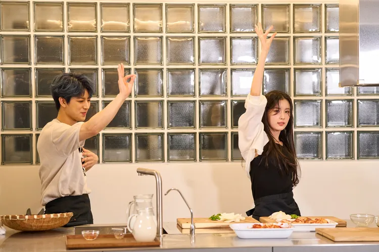 毓和iKON宋允亨邊做菜邊熱舞，畫面相當逗趣。天空娛樂提供