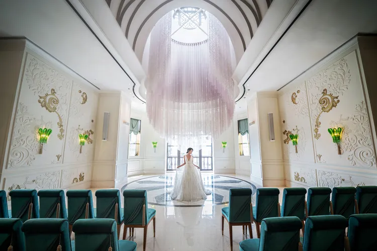 「文華閣」擁有挑高圓頂造型與華麗雕花牆面。業者提供