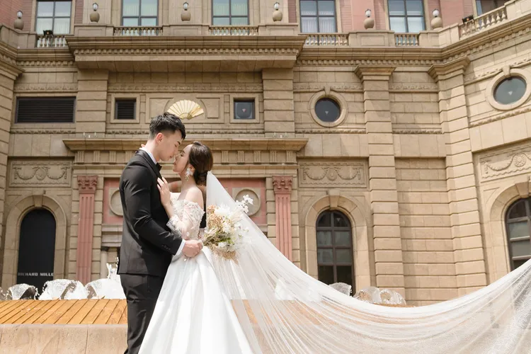 以沈浸式感受絕美浪漫氛圍，漫步於敦化北路「噴水池」旁極具風情的雍容典雅場景。業者提供