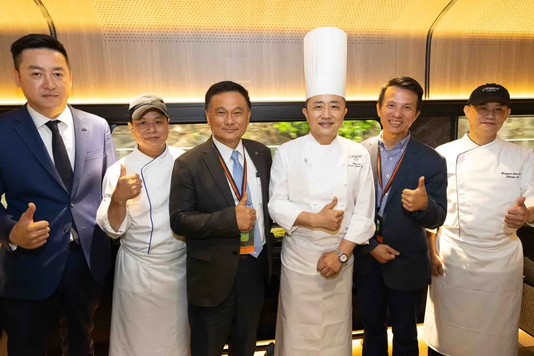 「鳴廚 X 明廚」規劃「台灣尋味一日之旅」，首航趟次主廚不僅會在車上說菜介紹，還能與他一同出遊探尋台灣味。業者提供