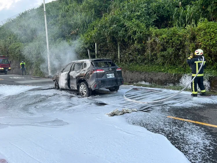 基隆外木山發生嚴重火燒車。翻攝照片