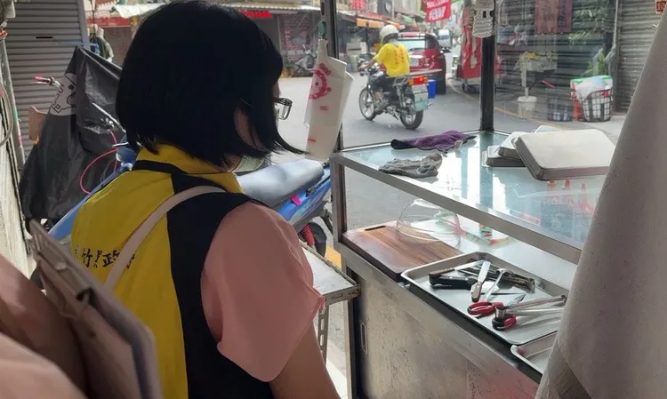 稽查人員針對攤商砧板等餐具環境採檢。竹縣衛生局提供