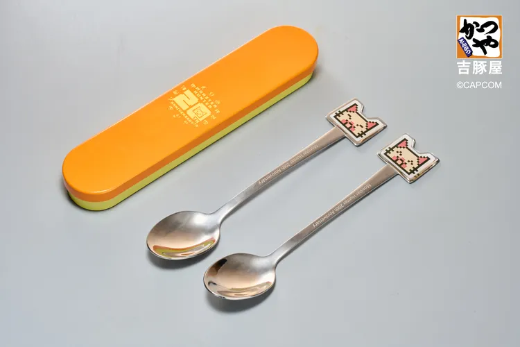 湯匙組是以魔物獵人20週年版艾路圖像打造，有著兩種不同的艾路表情包，並以特製吉豚屋x魔物獵人20週年鐵盒盛裝。業者提供