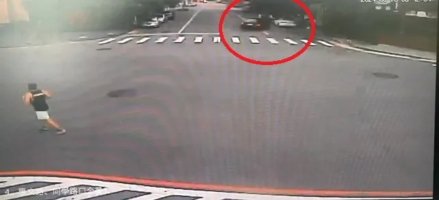 潘男剛開出夜店就在轉彎時撞上路邊車輛。民眾提供