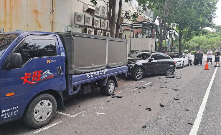 潘男連撞3車，還造成1名路人腳挫傷。民眾提供