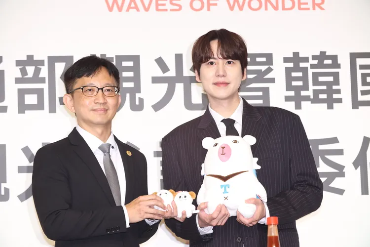 圭賢送出自己的周邊娃娃「圭咩」給觀光署。攝影中心攝