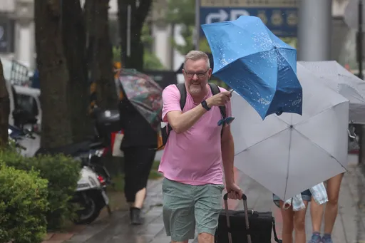 帶傘出門!「雲雀」颱風撲韓 豪雨狂炸至少要到週三