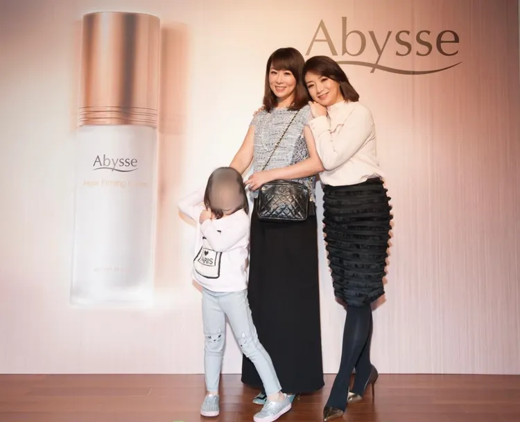 路永佳（中）曾帶女兒出席自家品牌，右為Abysee總經理Tiffany。翻攝Abysee官網
