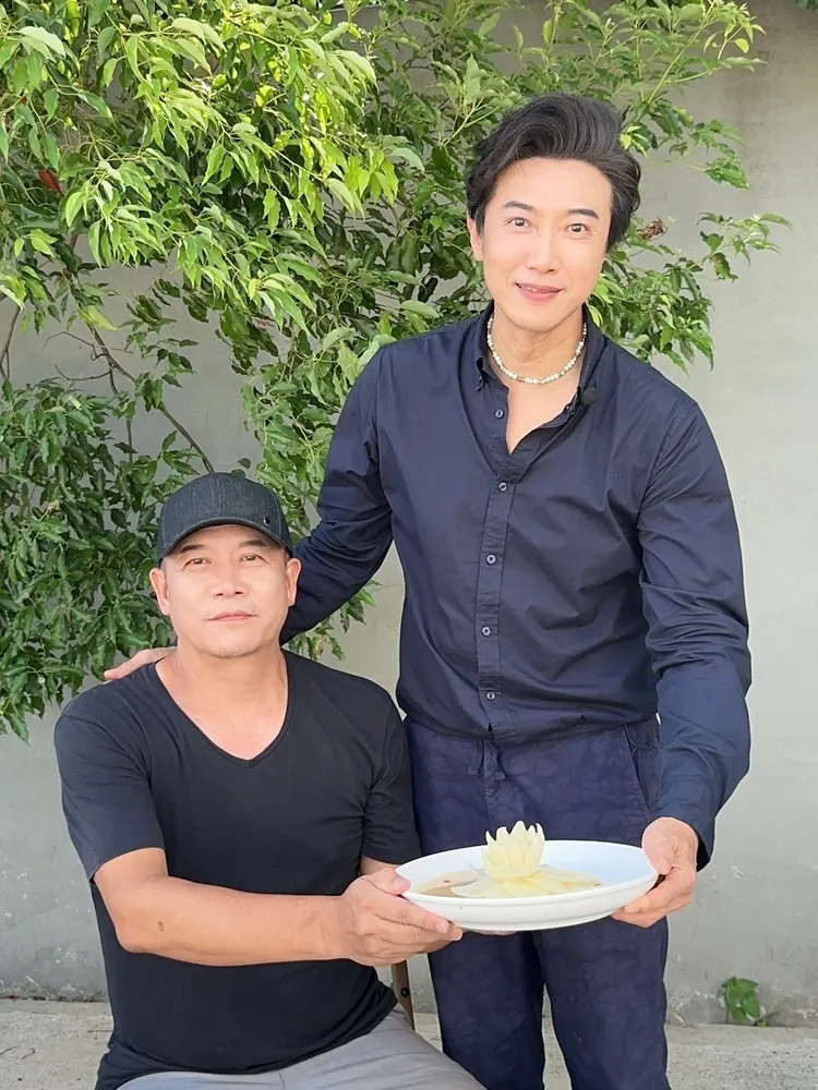 蕭青陽（左）對陳鴻說，爸爸曾期待他接下做壽桃的重任，但他堅持讀美工設計。陳鴻提供