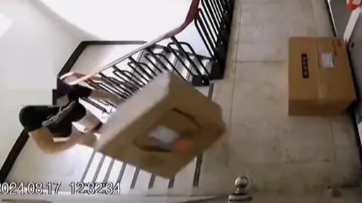 送貨員搬電腦上5樓怒砸 自作孽害換貨再搬一次「氣到用扔的」