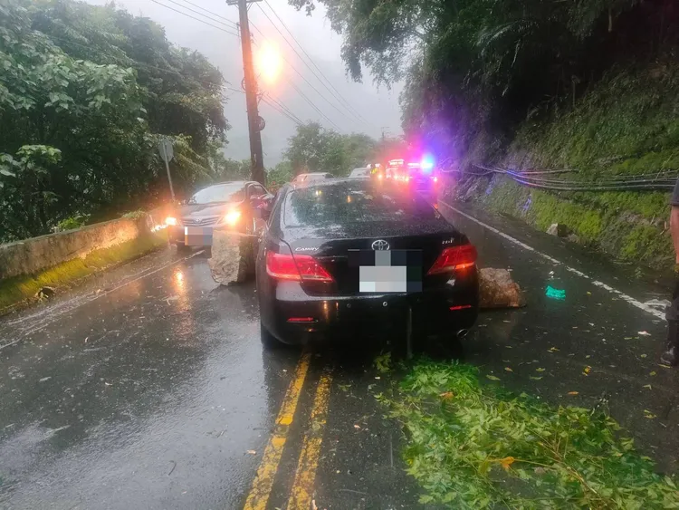 中橫台8線發生落石擊中自小客車，造成2人輕傷。翻攝畫面