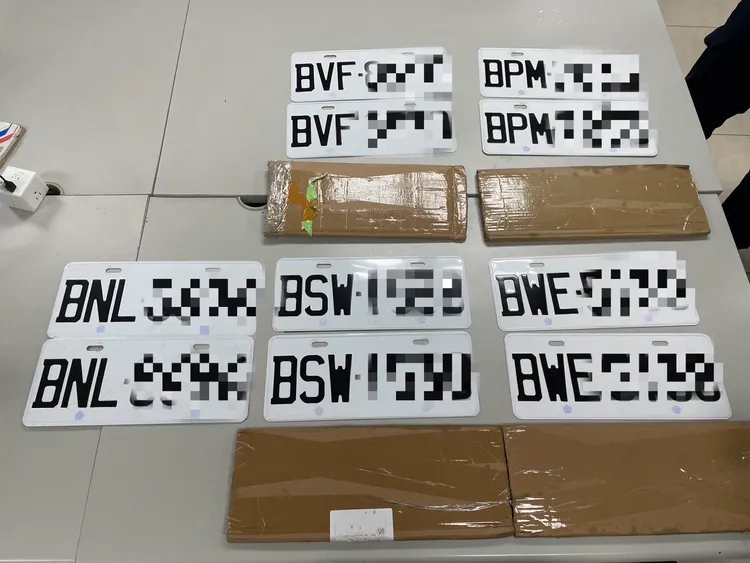 諸姓男子聲稱牌照被吊扣，又沒辦法腳交通罰緩，上網買假車牌充數。翻攝畫面