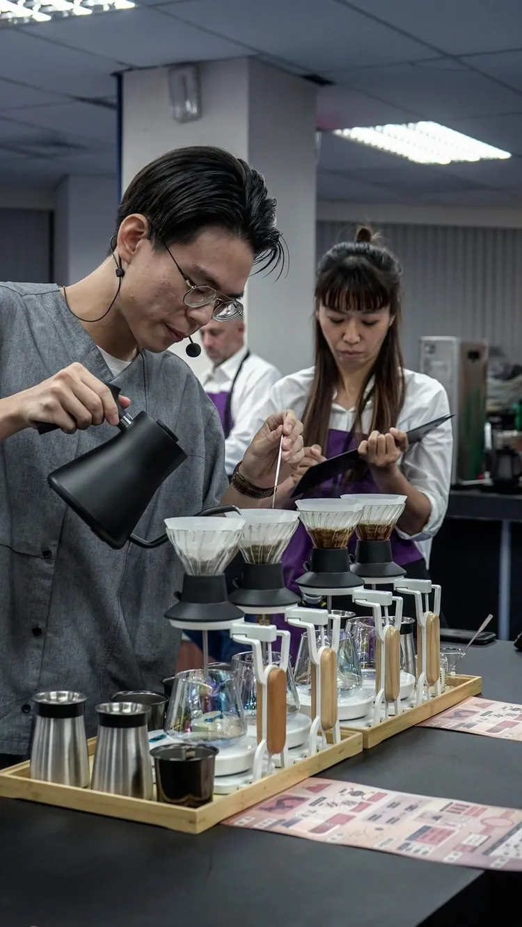 比賽考驗選手臨場反應和沖煮技能的熟悉度。業者提供