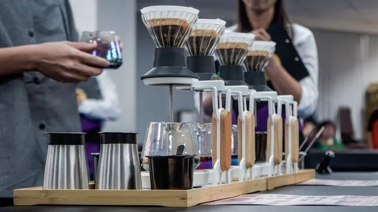 陳明軒使用帶有流水控制閥的滴漏式沖煮器具，並在下方加上導管，讓咖啡兼具有虹吸咖啡的醇厚，也具有手沖的明亮清新。業者提供