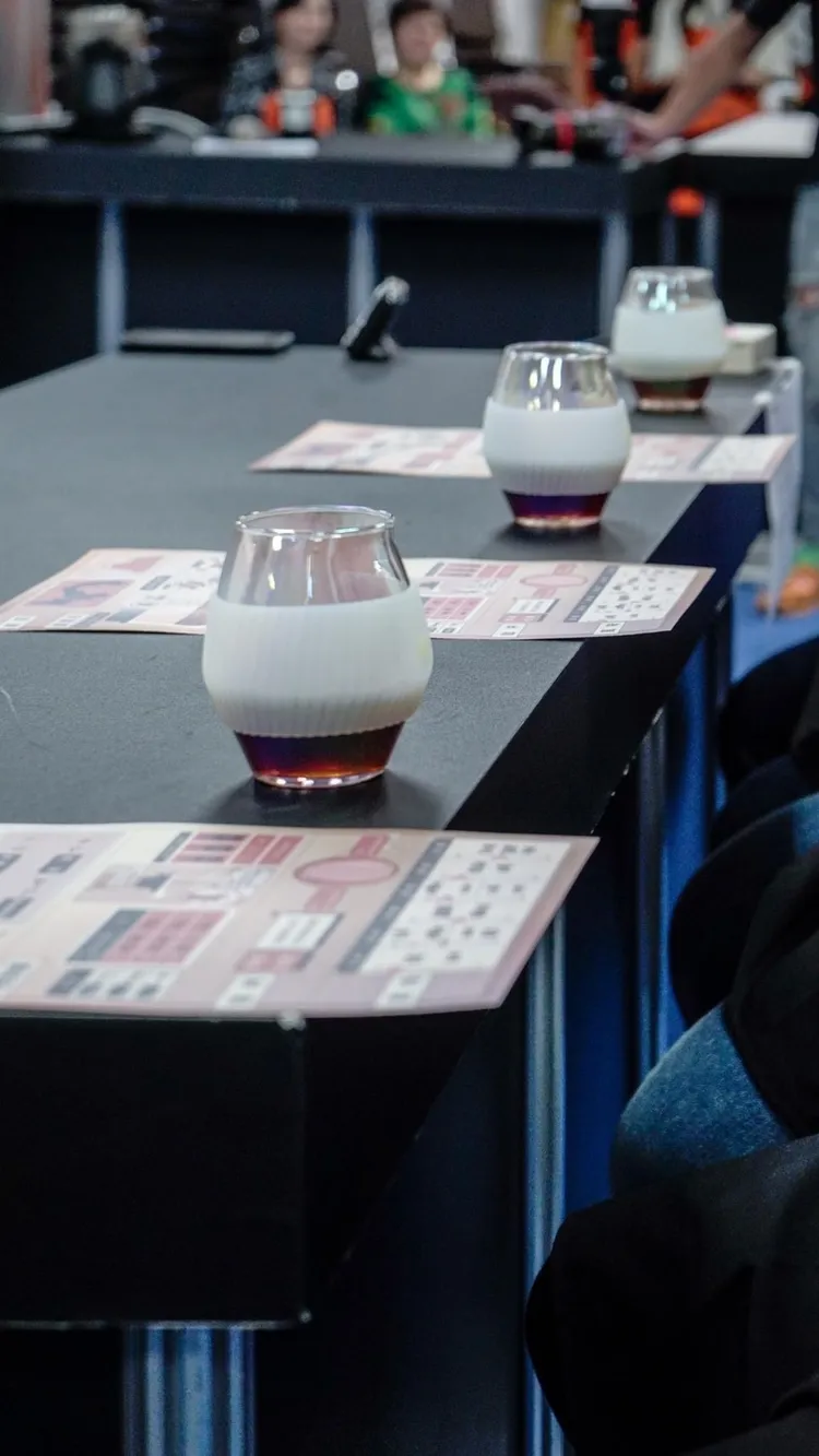 陳明軒沖煮完畢後的自選咖啡，帶有果酸調明亮卻又醇厚的風格。業者提供