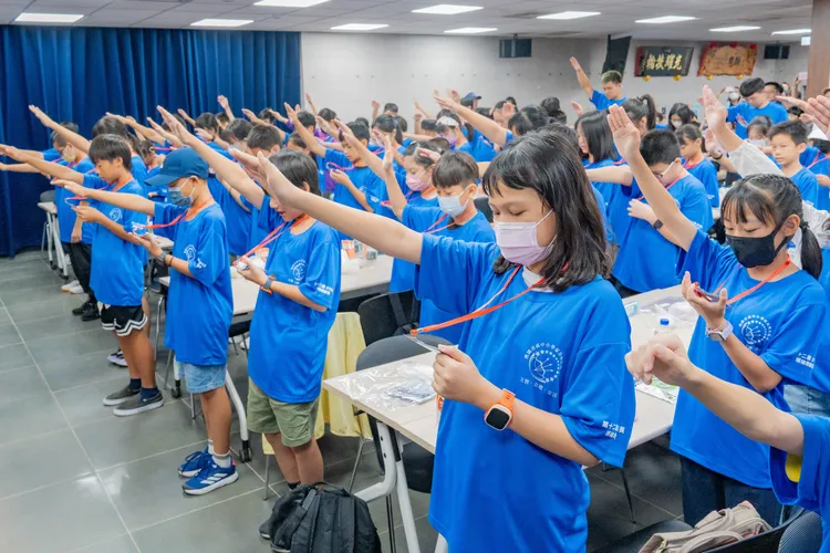 桃園市小市長領袖培訓營學員宣誓。桃園市府提供