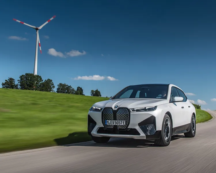 入住期間可免費試駕豪華純電旗艦休旅「BMW iX xDrive40」等車型。台北遠東香格里拉提供