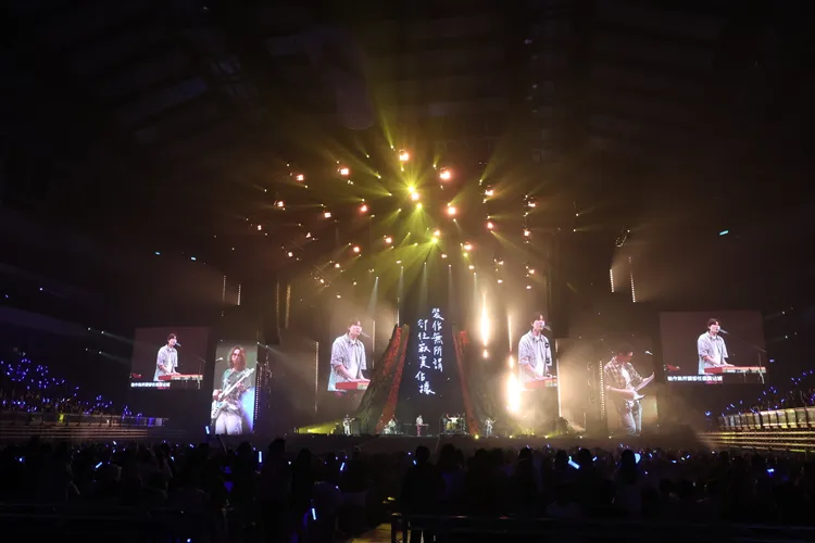 宇宙人在台北小巨蛋帶來精彩演出。娛樂中心攝