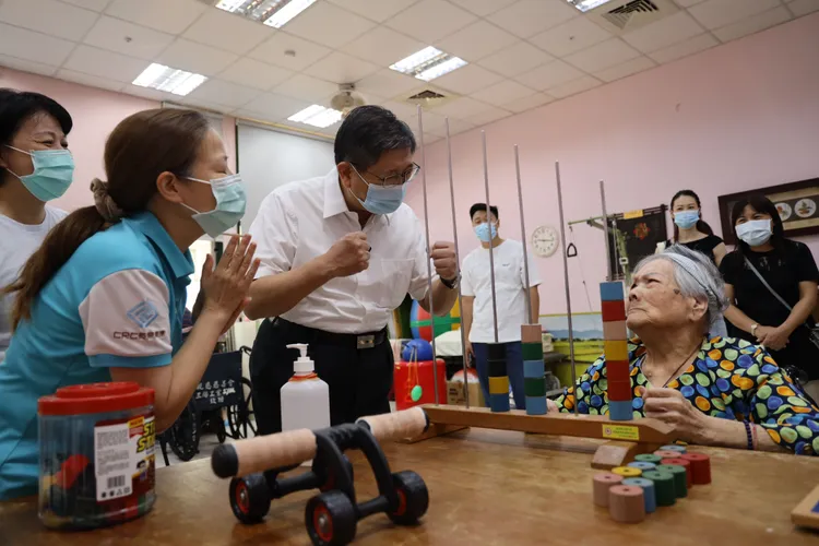 楊文科探視長照機構住民。新竹縣府提供