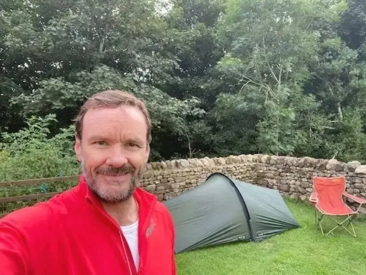 林奇的合夥人張伯倫先前被汽車從後方「意外」撞死。翻攝臉書@Stephen Chamberlain