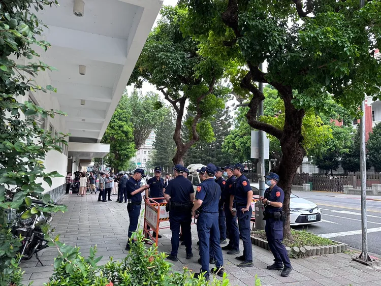 警方在北檢外架起拒馬以防滋事，並商討屆時如欲陳抗的因應作為。特勤中心攝