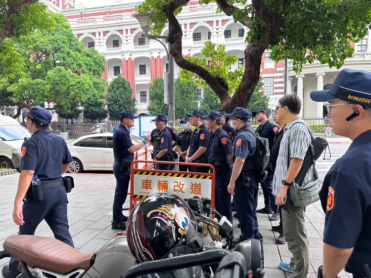 警方在北檢外架起拒馬以防滋事。特勤中心攝