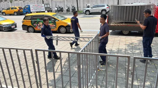 柯文哲還在廉政署!憂政治風暴引小草出征 北檢外20警力集結架拒馬