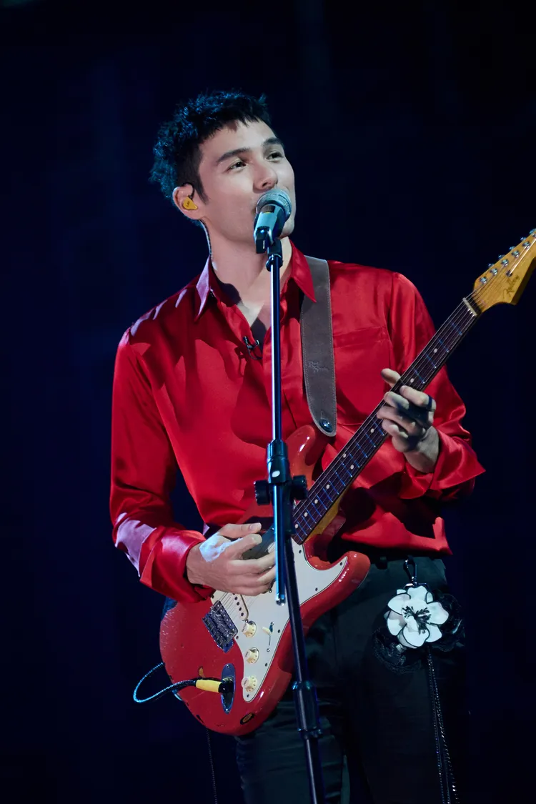 鳳小岳以紅色電吉他搖滾改編陶喆的〈小鎮姑娘〉。芒果TV《披荊斬棘》提供