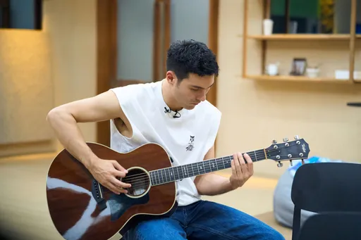 鳳小岳《披荊斬棘》首戰輸給他 私下模樣反差萌意外圈粉