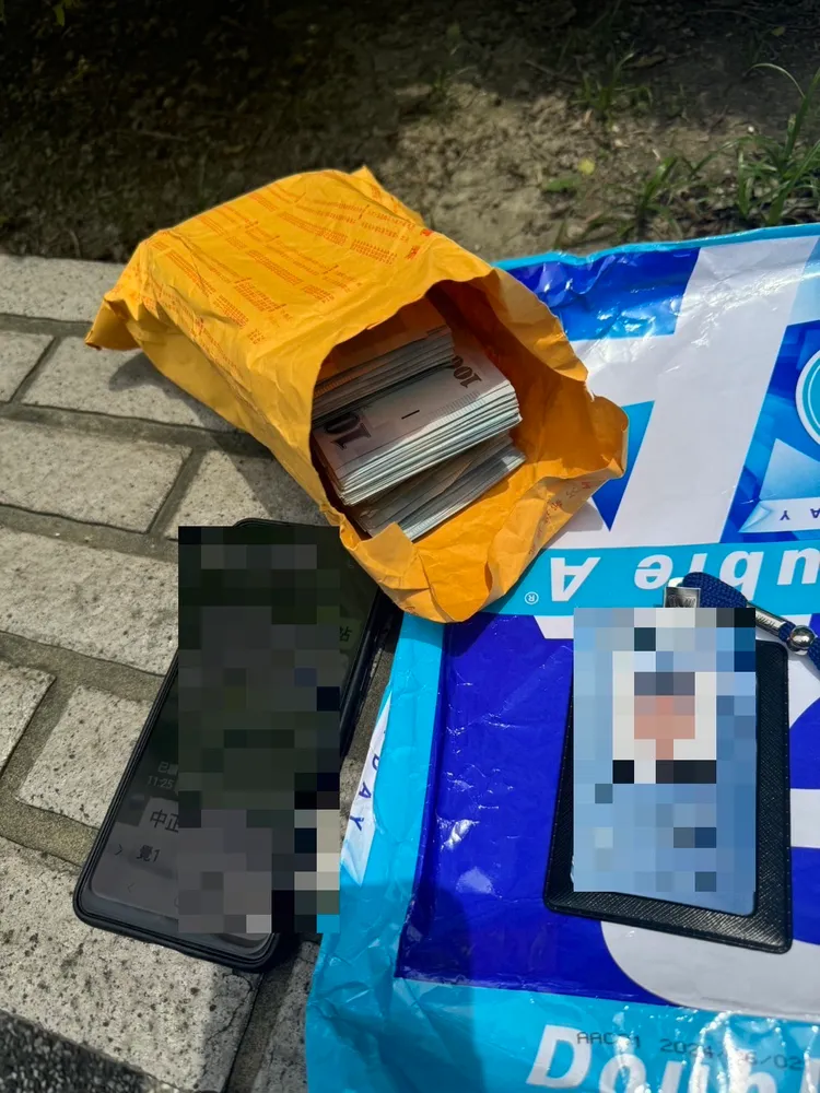 警方起獲贓款與假識別證。警方提供