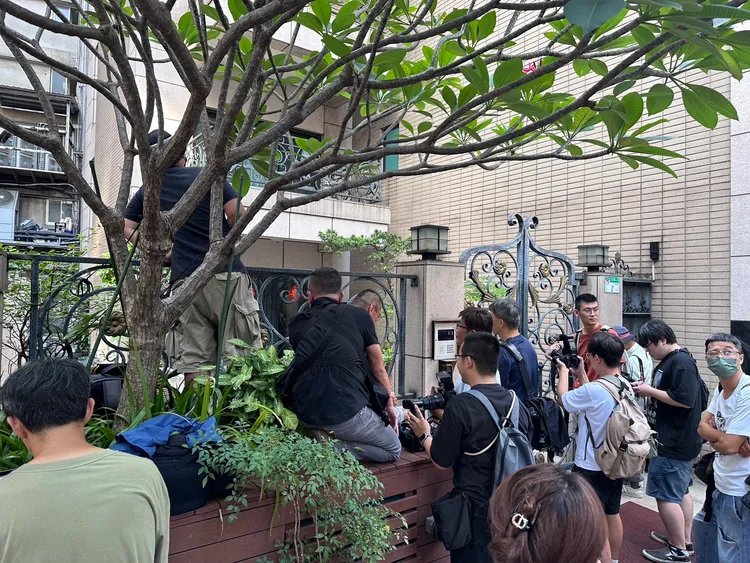 民眾黨主席柯文哲北市住處遭檢方搜索，吸引大批媒體與圍觀民眾。特勤中心攝